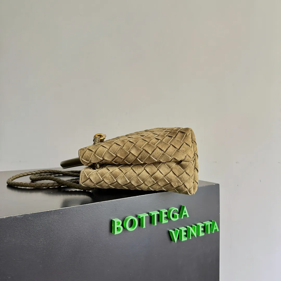 The 2023 new Andiamo batch of 1960 BV has been shipped‼ ️Really popular🔥The new Andiamo woven handbag launched by Bottega Veneta this season is really popular all over the world! ! Celebrities at home and abroad have worn it, and Oscar-winning actress Michelle Yeoh has taken it out on the street. Song Jia, Trai Yara, Yu Feihong, Sanji Ayaka, Rosie Hunting-Whiteley, Yoshioka Riho, etc. have all picked up this bag. It is classic and versatile, showing off its temperament, and the bag capacity is also large, which is very convenient for daily commuting! ! A variety of carrying methods, the shoulder straps can be adjusted by yourself, the original lambskin feels soft and delicate, and the neutral style is created to break gender boundaries and bring a more practical and longer-lasting use experience. Andiamo, which has both elegant and casual styles, perfectly interprets the true appearance of "fashionable old money style". Style number: 743568 (suede) Size: 25*22*10.5cm